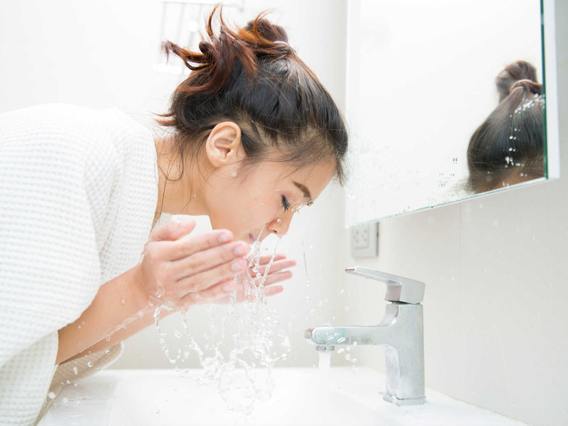 Rửa mặt sạch 1-2 lần/ ngày với các sản phẩm an toàn cho bà bầu